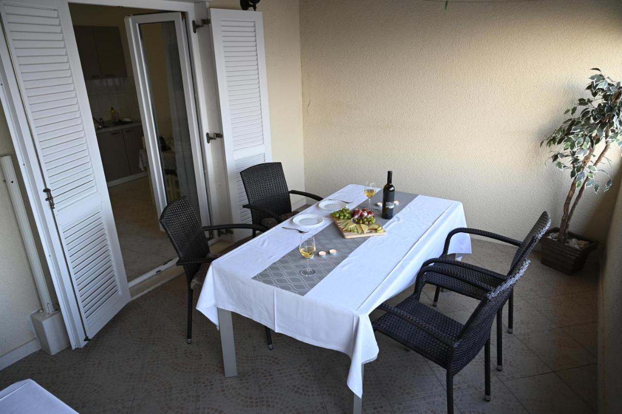 Apartments "Sea View" Miki & Ivana โบล ภายนอก รูปภาพ